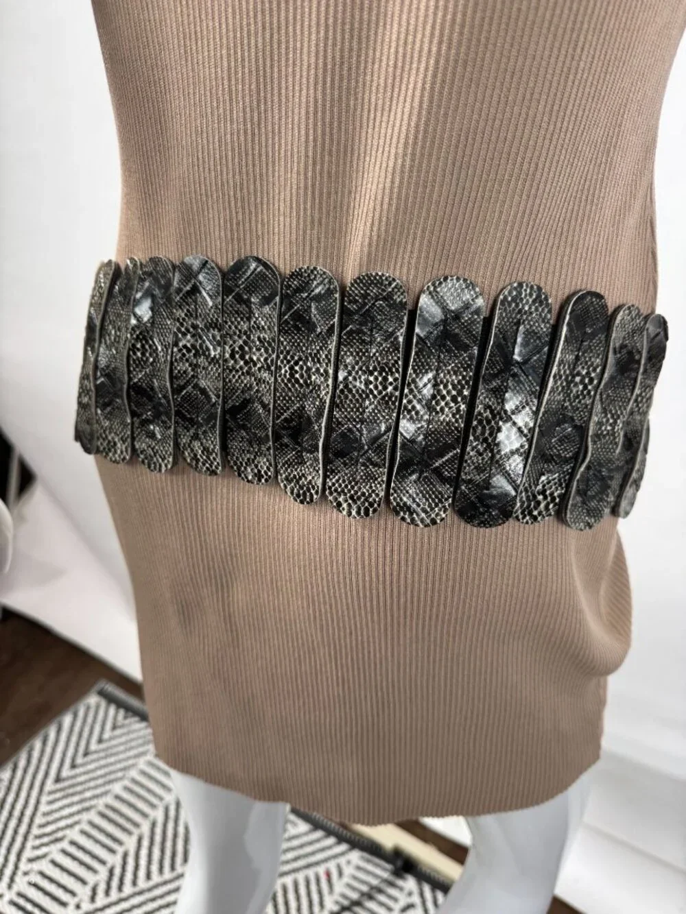 Wide Black & Gray Snake Print Elastic Belt With Silver Buckle Accent Size 2X Str